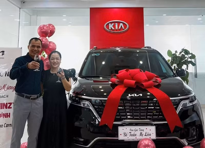 Ước mơ của bố Hòa Minzy là sở hữu ô tô. Vì vậy, nữ ca sĩ tặng bố mẹ xe hơi 2 tỷ đồng.