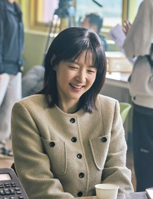 Theo India Times, "quốc bảo nhan sắc" đang ghi hình cho bộ phim truyền hình Eunsoo's good day. Ảnh: Instagram Lee Young Ae.