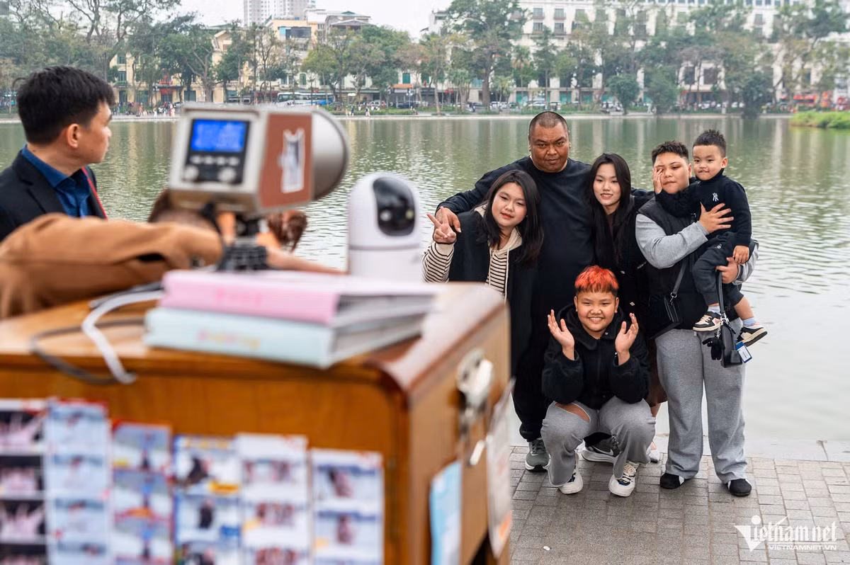 Dịch vụ chụp ảnh lấy ngay bằng công nghệ cao tại khu vực hồ Hoàn Kiếm thu hút khách.