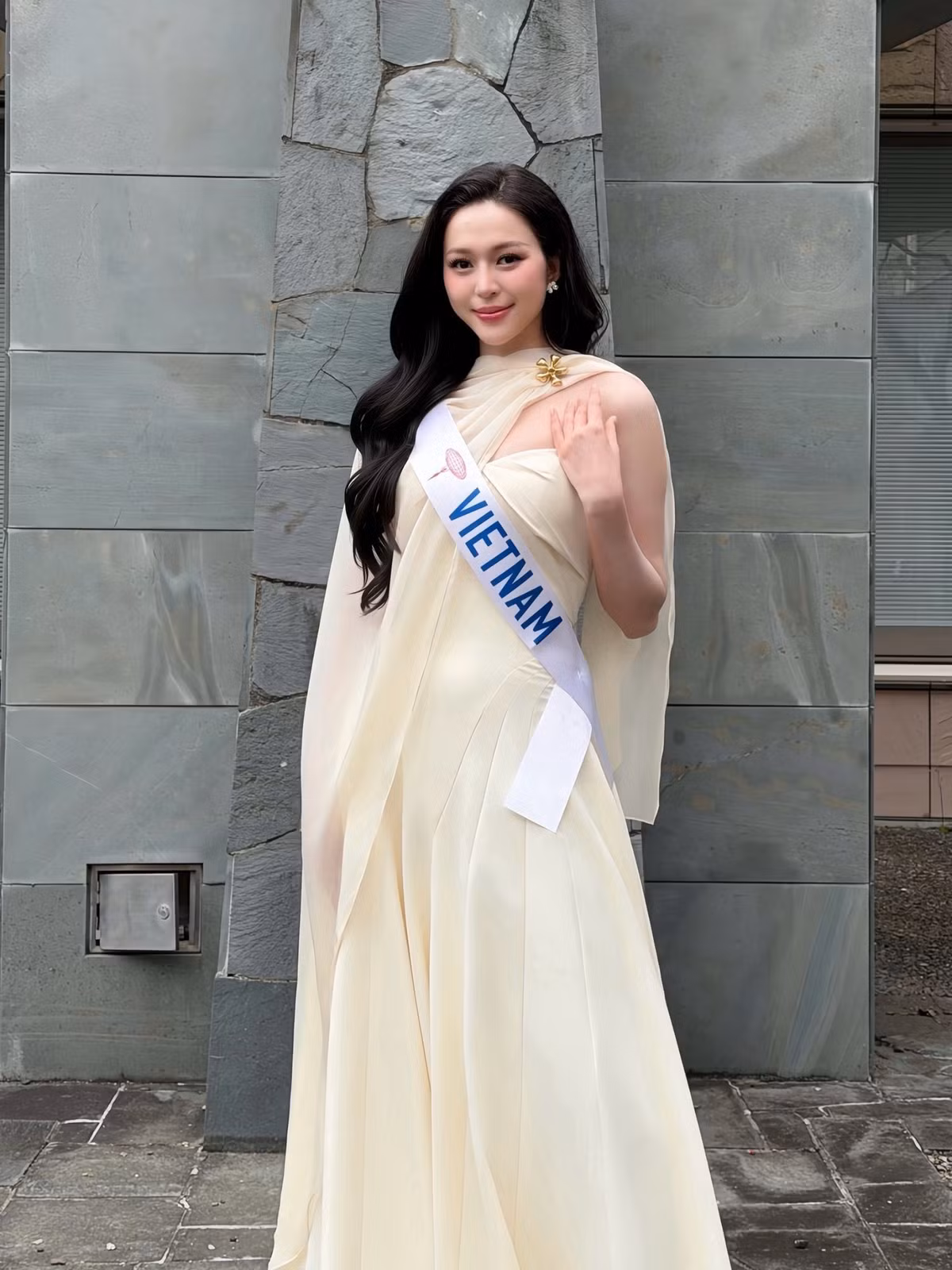 Đại diện Việt Nam lựa chọn trang phục gợi cảm vừa đủ tôn lên vóc dáng thon gọn. Ảnh: FB Kiều Duy.