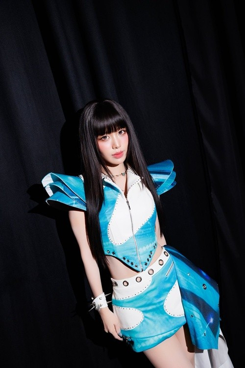 Sau cuộc thi, cô gia nhập công ty của Đông Nhi và Ông Cao Thắng, chính thức theo đuổi con đường ca hát chuyên nghiệp. Đây được xem là bước ngoặt quan trọng giúp Han Sara định hình rõ hơn về âm nhạc lẫn hình ảnh. Đến năm 2022, cô rời công ty của vợ chồng Đông Nhi.