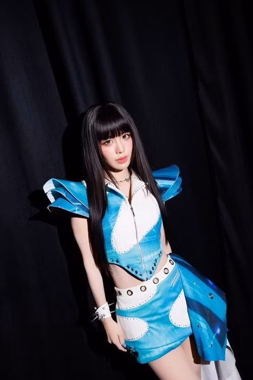 Sau cuộc thi, cô gia nhập công ty của Đông Nhi và Ông Cao Thắng, chính thức theo đuổi con đường ca hát chuyên nghiệp. Đây được xem là bước ngoặt quan trọng giúp Han Sara định hình rõ hơn về âm nhạc lẫn hình ảnh. Đến năm 2022, cô rời công ty của vợ chồng Đông Nhi.