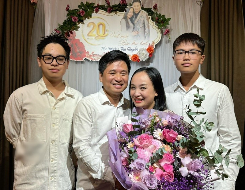 Năm 2024, vợ chồng Thu Huyền kỷ niệm 20 năm ngày cưới bên hai con trai Minh Nam (sinh năm 2005) và Minh Khôi (sinh năm 2010). Ảnh: FB Thu Huyền.