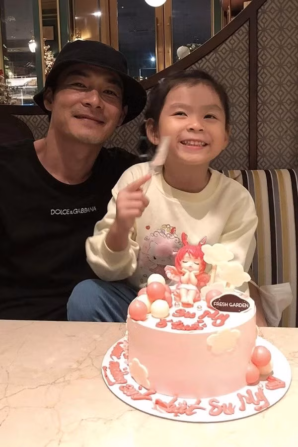 Nói về con gái chung với Phượng Chanel, nam diễn viên cho biết anh vẫn thường xuyên gặp con. “Con gái tôi sống ở Hà Nội cùng mẹ. Thời gian gần đây, tôi thích quay phim ngoài Hà Nội hơn vì có thể gặp con nhiều hơn”, Quách Ngọc Ngoan chia sẻ. Ảnh: Gia Đình Xã Hội.