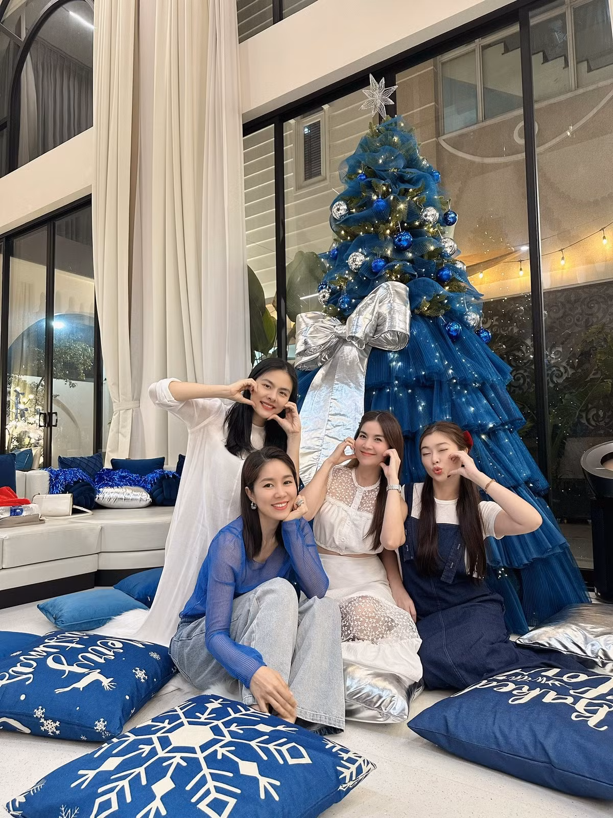 Vợ chồng diễn viên Vân Trang (ngoài cùng bên trái) - Quân Lê vừa tổ chức buổi gặp gỡ ấm cúng tại biệt thự riêng, mời gia đình các diễn viên Lê Phương (thứ hai bên trái), Thanh Trúc (ngoài cùng bên phải) và Kha Ly cùng tham dự. Ảnh: FB Vân Trang.