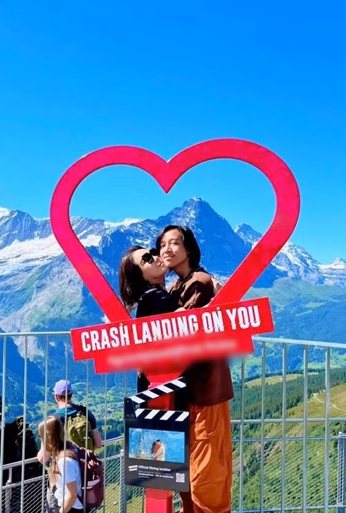 Vợ chồng Việt Hương tình tứ ở Thuỵ Sỹ. Ảnh: FB Hoài Phương.