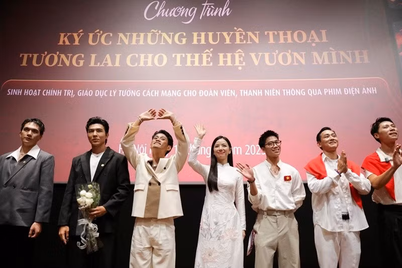 Đỗ Nhật Hoàng, Steven Nguyễn, Nguyễn Phương Nam... có lượng fan đông đảo sau thành công của Mưa đỏ. Ảnh: FB Lê Hạ Anh.