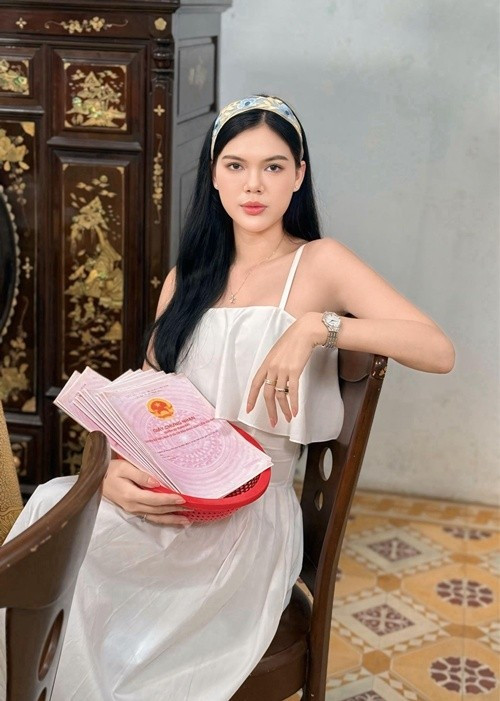 "Tôi hiểu không nên quá tự tin về tình yêu, danh vọng hay tài sản bởi tất cả đều không thể nắm chắc trong tay. Tôi học cách trân trọng bản thân hơn vì hiểu rõ giá trị mình và những trải nghiệm khó khăn trưởng thành", cô tâm sự. Ảnh: FB Ngọc Trinh.