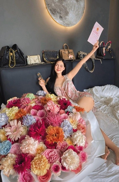 Hình ảnh Ngọc Trinh đón sinh nhật mới đây gây chú ý. Nữ diễn viên kiêm người mẫu khéo khoe khối tài sản "không phải dạng vừa" gồm sổ đỏ, bộ sưu tập túi xách hàng hiệu. Ảnh: FB Ngọc Trinh.