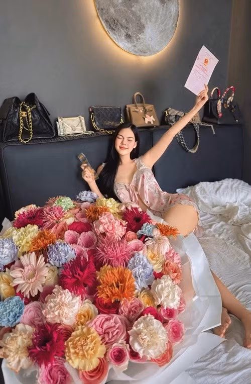 Hình ảnh Ngọc Trinh đón sinh nhật mới đây gây chú ý. Nữ diễn viên kiêm người mẫu khéo khoe khối tài sản "không phải dạng vừa" gồm sổ đỏ, bộ sưu tập túi xách hàng hiệu. Ảnh: FB Ngọc Trinh.