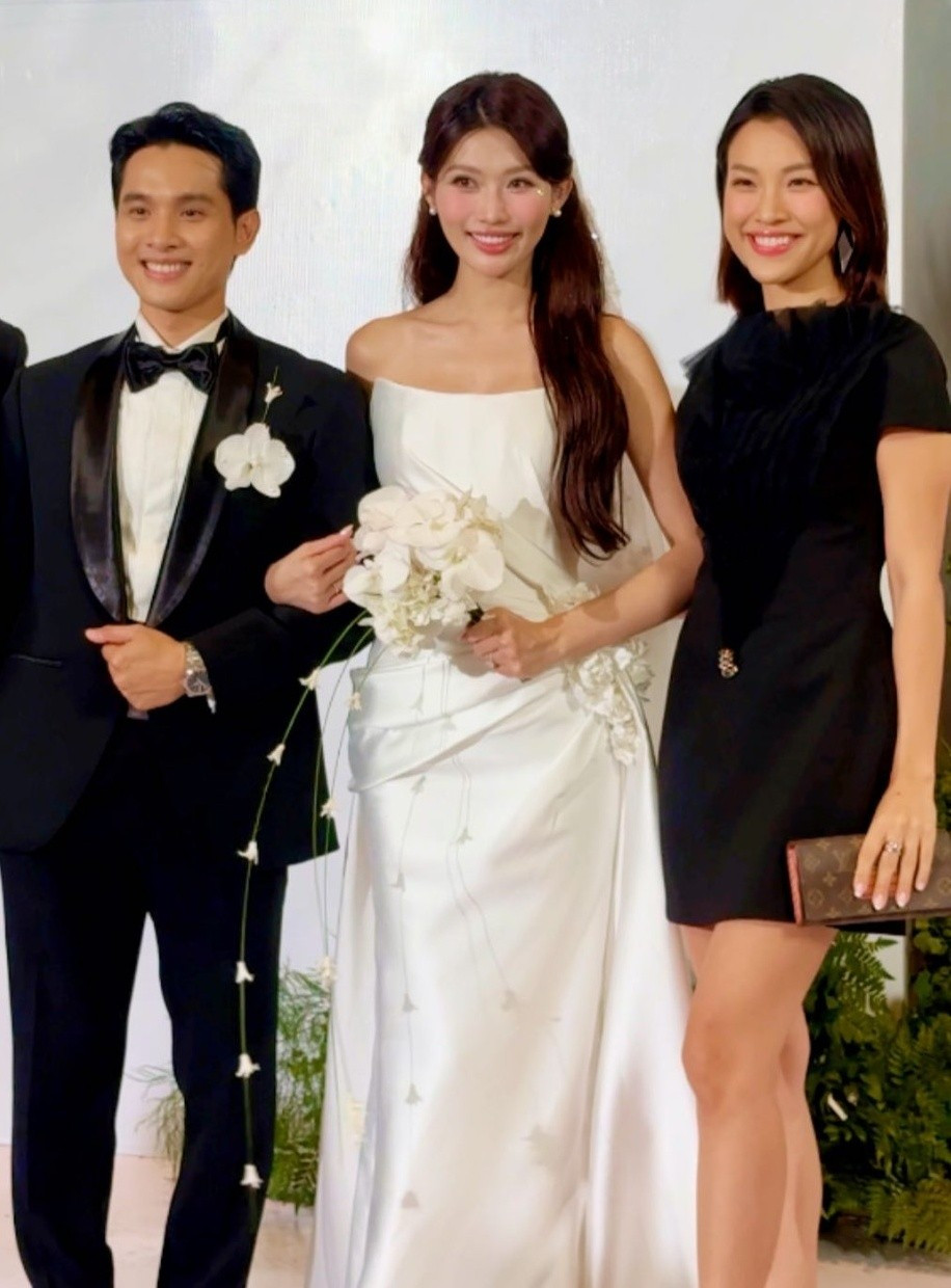 Hoàng Oanh nhắn nhủ Quỳnh Châu: "Chúc mừng hạnh phúc em Chế Nguyễn Quỳnh Châu. Mong em giữ lời hứa bớt bắt nạt chồng và mong chồng em luôn bao dung cho những lần em quên". Ảnh: FB Hoàng Oanh.