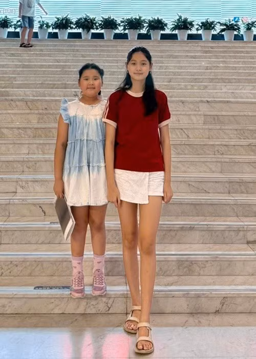 Trên trang cá nhân, Hoa hậu Hương Giang đăng tải hai con gái: Tiểu Panda (phải) và Polar. Hiện tại, Tiểu Panda có chiều cao 1m75. Ảnh: FB Hương Giang.