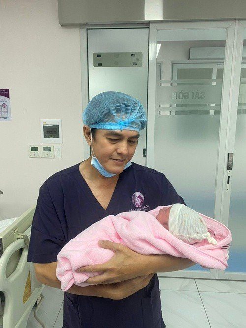 Nhìn lại hành trình làm bố mẹ, vợ chồng Cao Minh Đạt vẫn nhớ như in những cảm xúc vỡ òa từ khoảnh khắc biết tin mang thai, quãng thời gian chờ đợi cho đến ngày con chào đời. Bé Dâu Tây sinh ra với cân nặng 3,7 kg, mang đến niềm hạnh phúc trọn vẹn cho tổ ấm nhỏ của vợ chồng nam diễn viên.