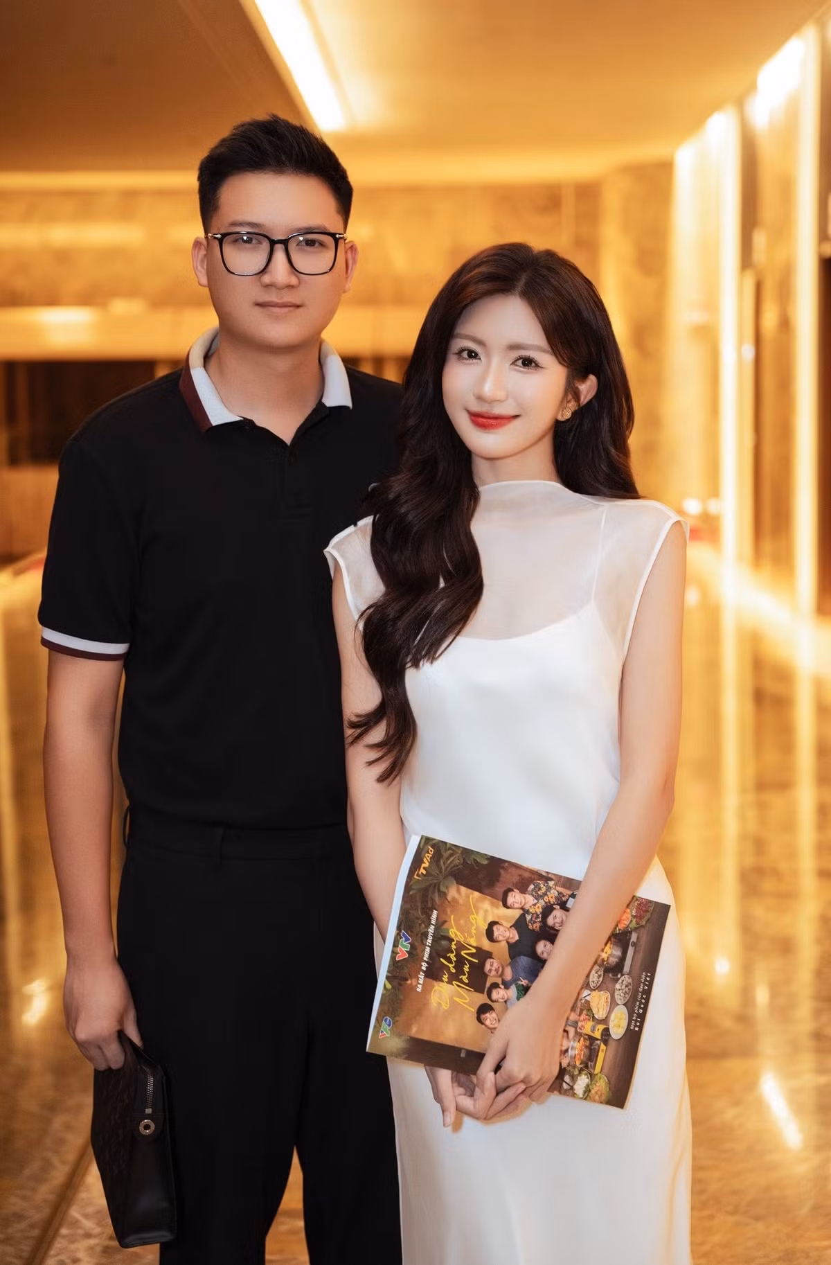 “Chồng có cùng tôi đọc kịch bản, cũng có xem những phân cảnh tôi diễn và anh ấy hoàn toàn ủng hộ tôi. Với những cảnh nhạy cảm, anh ấy còn trêu chọc tôi: “Kìa ôm cơ mà, cầm tay cơ mà…”, Ngọc Huyền trải lòng. Ảnh: FB Nguyễn Ngọc Huyền.