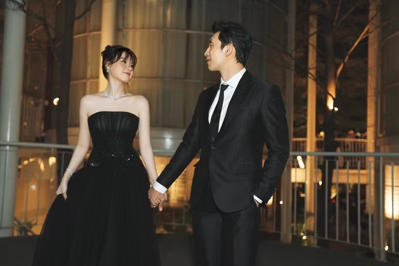 Midu chia sẻ: "Lúc đó tụi mình nói vui với nhau “1314” nghe cứ như một đời một kiếp. Hy vọng tình yêu tụi mình cũng vậy. Nếu mọi người để ý xíu sẽ thấy nam chính tên Minh - lấy từ tên Minh Đạt, nữ chính tên My - chính là Mỹ Dung". Ảnh: FB Midu.