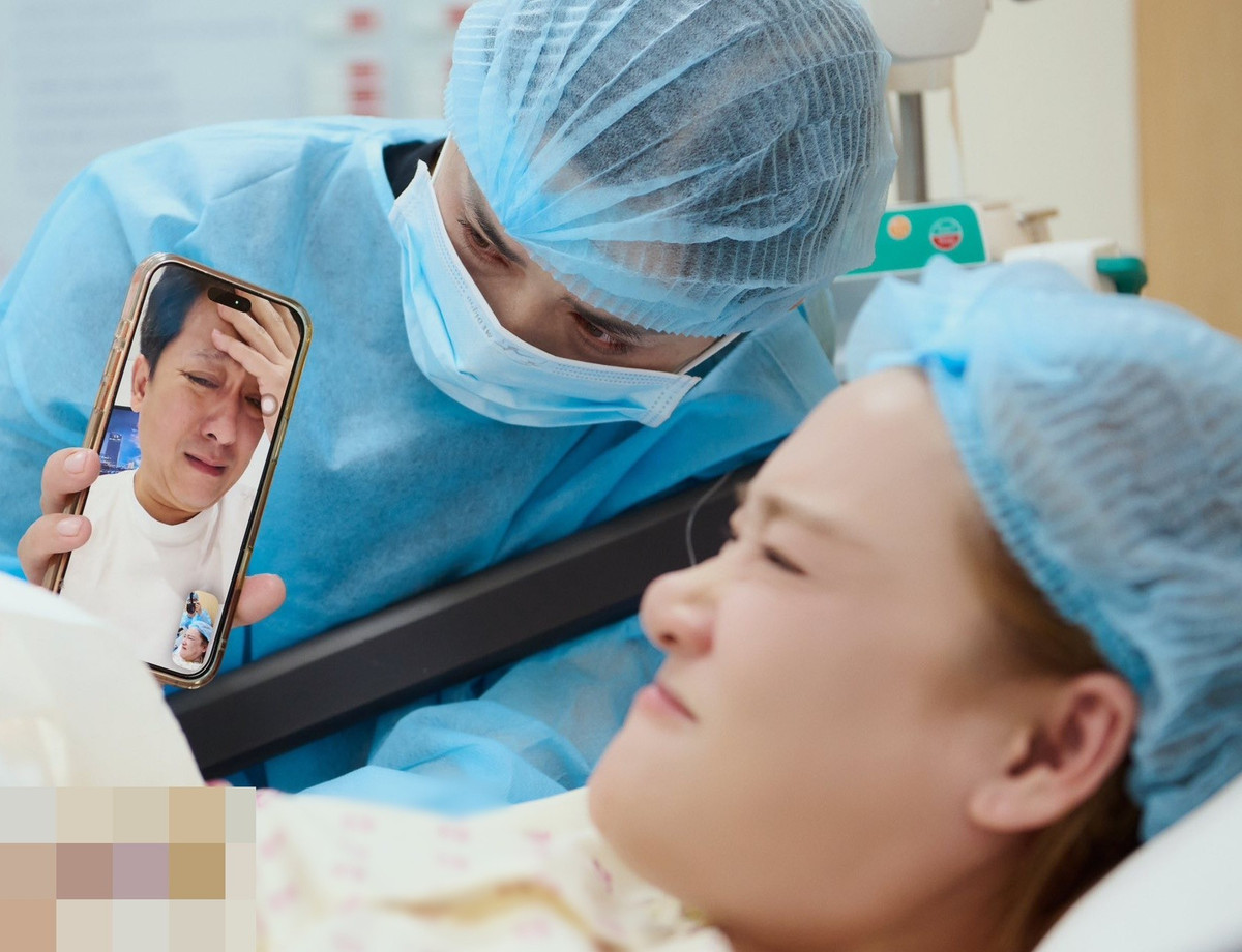 Trên trang cá nhân, Trường Giang xác nhận Nhã Phương đã sinh con thứ ba. Nam diễn viên xin lỗi vợ con vì không thể ở bên lúc vợ vượt cạn. Anh viết: "Xin lỗi yêu thương vì một lần nữa lại không thể cạnh em đón con chào đời! Xin lỗi các con vì đã để mẹ các con đón tiếng khóc chào đời của các con mà không có ba bên cạnh. Ba tệ quá". Ảnh: FB Nhã Phương.