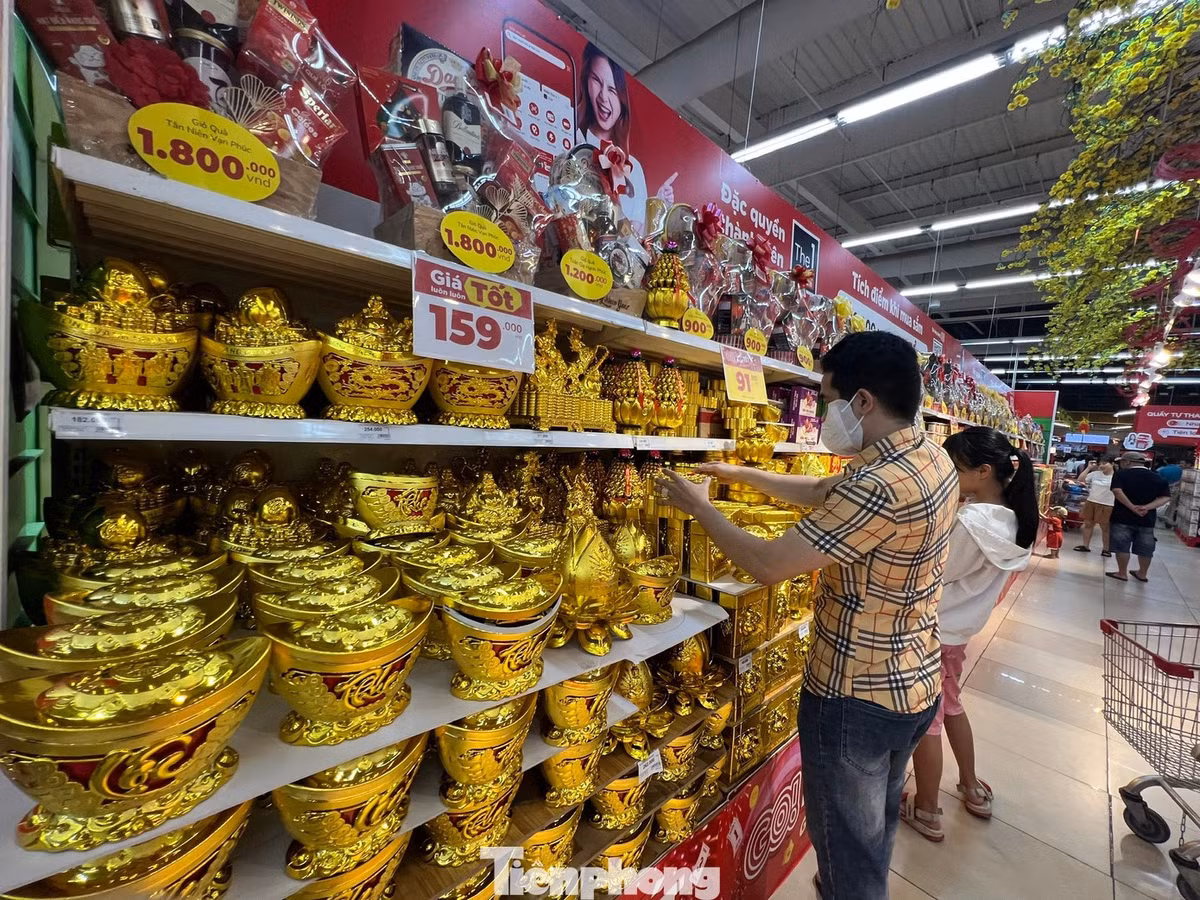 Để kích cầu dịp lễ, các siêu thị đều tung những chương trình khuyến mãi hấp dẫn. Người dân có thể kết hợp dạo chơi, ăn uống và mua sắm ngay tại một điểm đến mà không cần đi đâu xa.