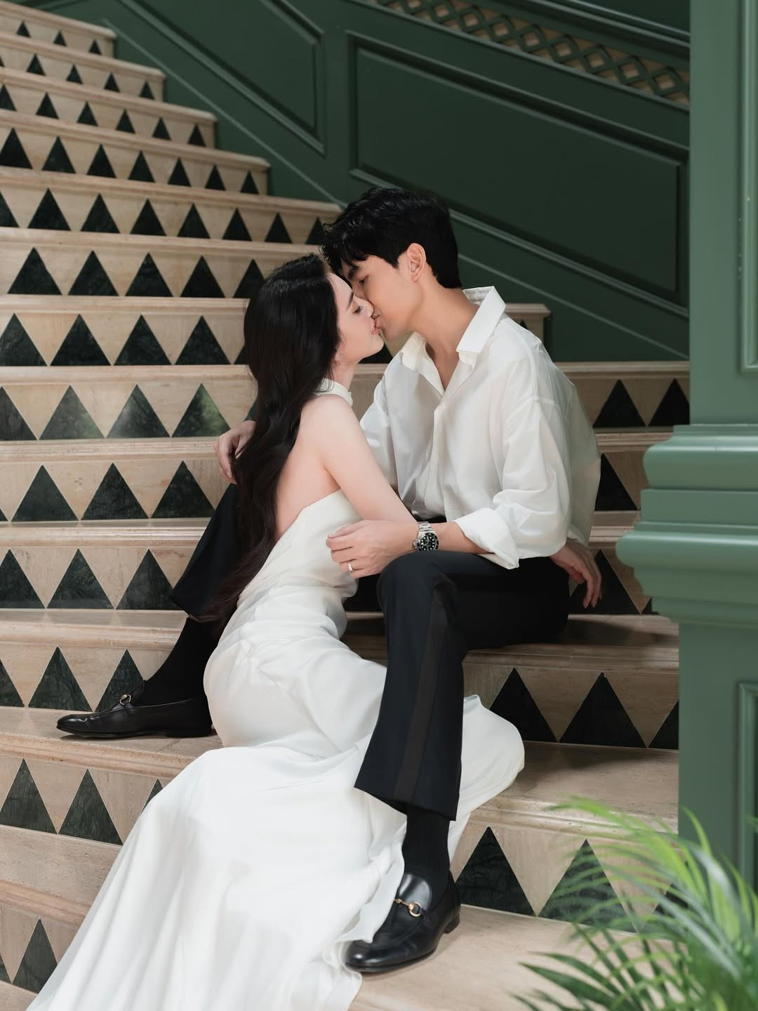 Mai Davika đăng tải hình ảnh khoá môi chồng ngọt ngào. Ảnh: Instagram Mai Davika.