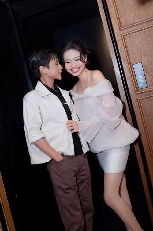 Trong thông báo gửi đến khán giả, Lê Lộc và Tuấn Dũng viết với giọng điệu hài hước, gần gũi rằng gia đình sẽ “góp một bé Ngựa nhỏ vào năm 2026”, kèm lời chúc “Mã đáo thành công”.