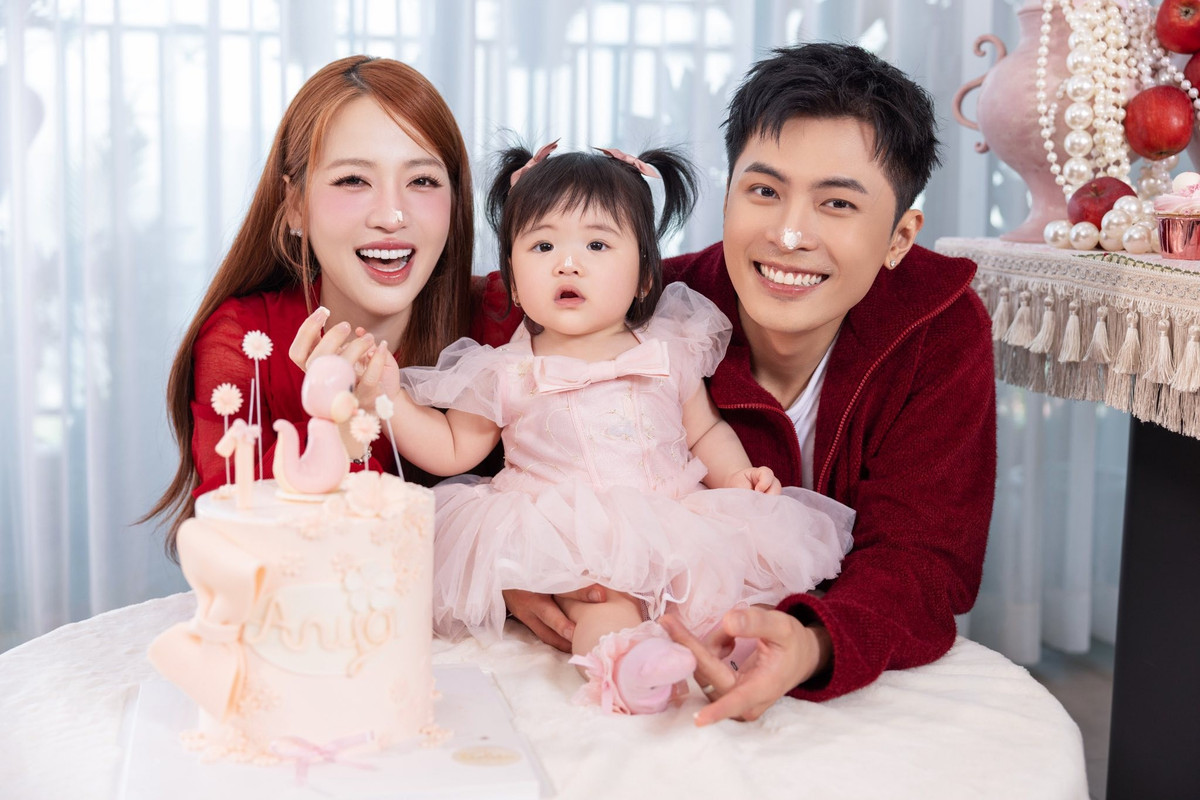 Nhân dịp này, Gin Tuấn Kiệt chia sẻ: “Một năm qua, từ khi có con, cuộc sống của ba mẹ như một chuyến tàu cảm xúc – vừa bỡ ngỡ, vừa ngọt ngào và luôn ngập tràn những điều đặc biệt. Cảm ơn con đã đến và làm cho hạnh phúc của ba mẹ trở nên trọn vẹn hơn”. Trong khi đó, Puka gọi con là “mặt trời nhỏ của GinPu”. Ảnh: FB Gin Tuấn Kiệt.