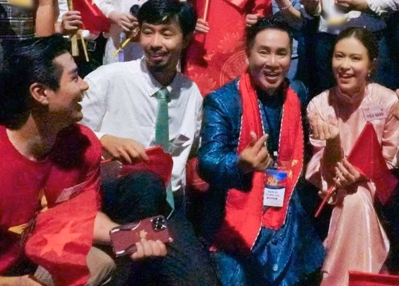 Phía Đen Vâu từng chia sẻ trên trang cá nhân, anh sẵn sàng chia sẻ thành thật với khán giả khi thấy bản thân đã suy nghĩ thấu đáo về những việc liên quan đến đời sống cá nhân. Ảnh: FB Hoàng Thùy Linh.