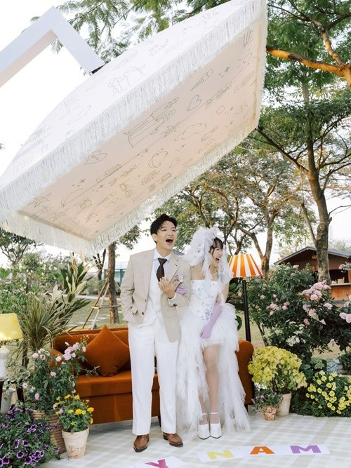 Khánh Linh cũng nhắc lại những lời từng nói trước đây về chuyện tình cảm. Cô từng nghĩ mình sẽ không kết hôn trước 30 tuổi, thậm chí không nghĩ sẽ gắn bó với một ca sĩ. Tuy nhiên, sau khi gặp Hoàng Dũng, mọi dự định dần thay đổi. Ảnh: Instagram Khánh Linh.