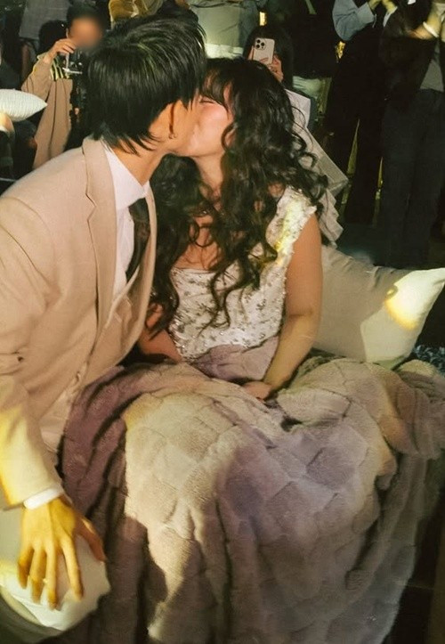 Khánh Linh viết: "Hồi xưa bảo không lấy chồng trước 30 tuổi, bảo chỉ lấy chồng Hà Nội, bảo không bao giờ đóng MV với ca sĩ đâu. Cuối cùng không cái nào thành hiện thực, hay thật Hoàng Dũng". Ảnh: Instagram Khánh Linh.