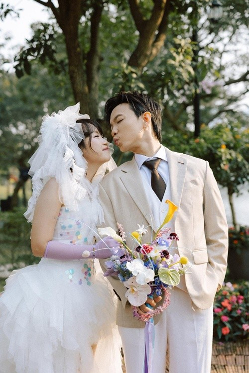 Theo Khánh Linh, suốt 6 năm yêu nhau, bạn bè và gia đình đều chứng kiến hành trình của hai người. Vì vậy, ngày cưới cũng là dịp để mọi người cùng nhìn lại chặng đường ấy. Ảnh: Instagram Khánh Linh.