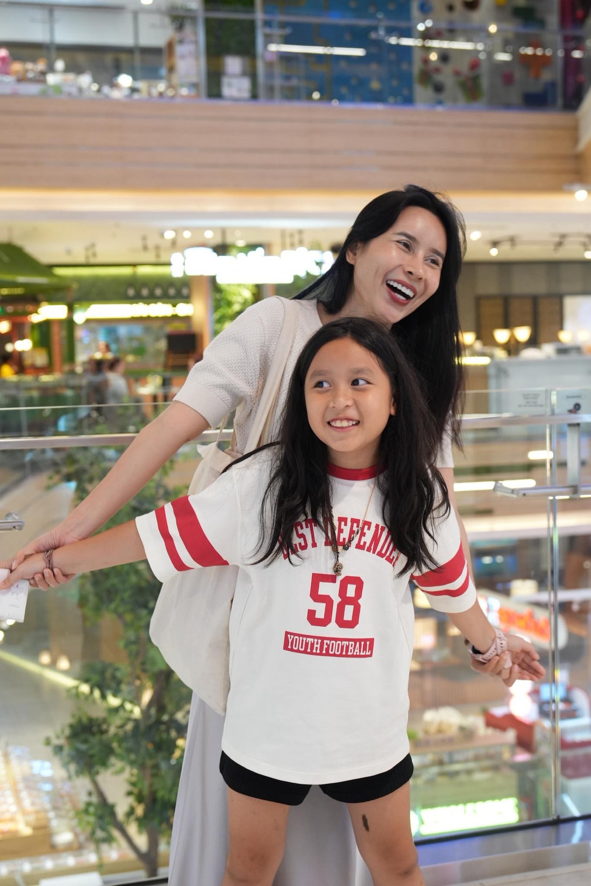 Lưu Hương Giang tâm sự: "Mẹ đưa các con về quê thắp nhang cho các cụ, các ông bà. Misu bảo mẹ biết con cầu gì không. Con cầu cho con và chị Mina mãi yêu thương hòa thuận với nhau. Mẹ thấy ấm áp trong lòng, hạnh phúc chỉ đơn giản vậy thôi, nó ở đây, ngay lúc này".