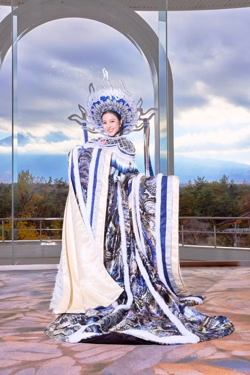 Phụ kiện vòng cổ bị gãy trong quá trình vận chuyển. Vì thế, Kiều Duy đã trình diễn trang phục mà không đeo phụ kiện này. Ảnh: Miss International.