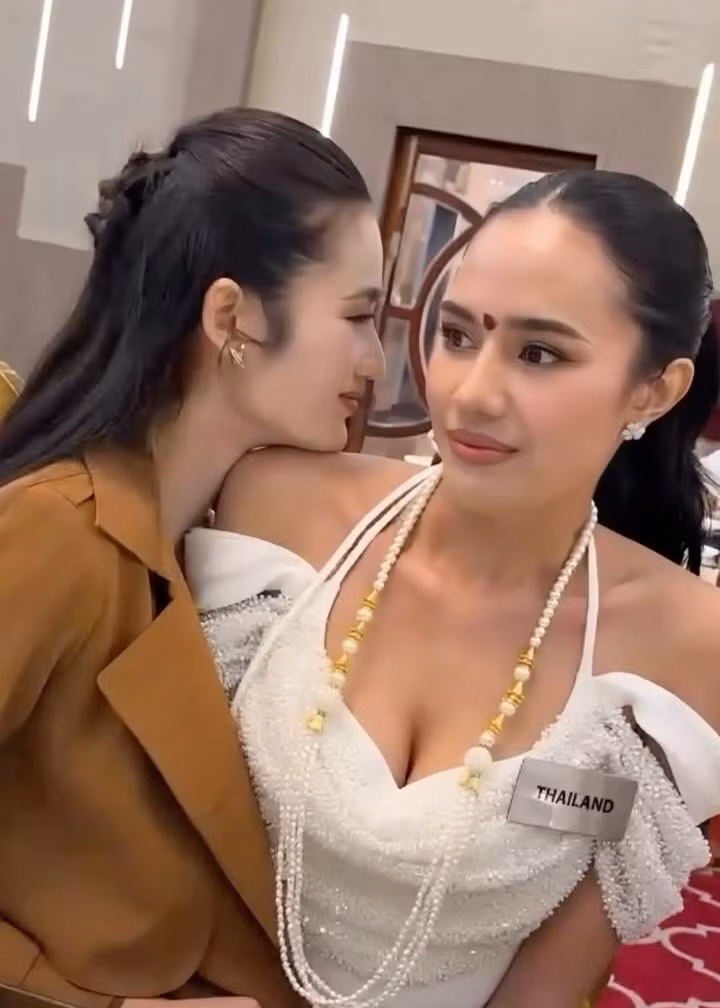 "Với tôi, đây là hành trình đáng nhớ và các thí sinh từ khắp nơi là những người bạn đồng hành để học hỏi và kết nối hơn là đặt nặng chuyện so sánh. Tôi từng có dịp gặp gỡ đại diện Scotland khi bạn ghé thăm Việt Nam và mong có thêm nhiều kỷ niệm đẹp với các thí sinh khác trong hành trình sắp tới", Ý Nhi chia sẻ trên Vietnamnet trước khi nhập cuộc. Ảnh: FB Ý Nhi.