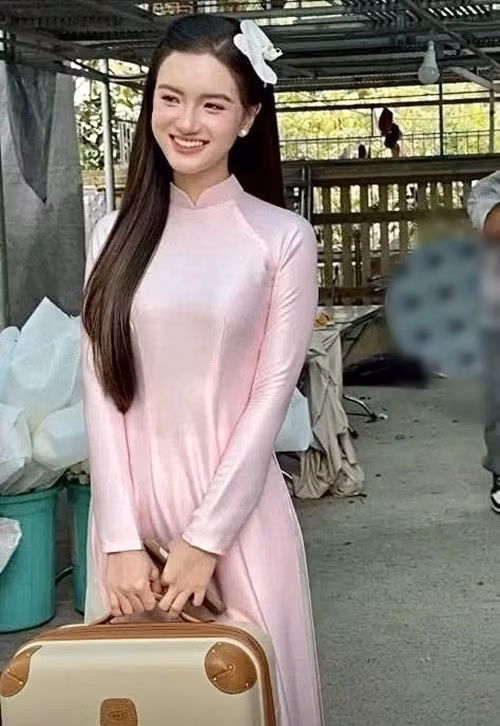 Tú Quỳnh tươi rói trong lễ cưới của Đỗ Thị Hà. Ảnh: Znews.