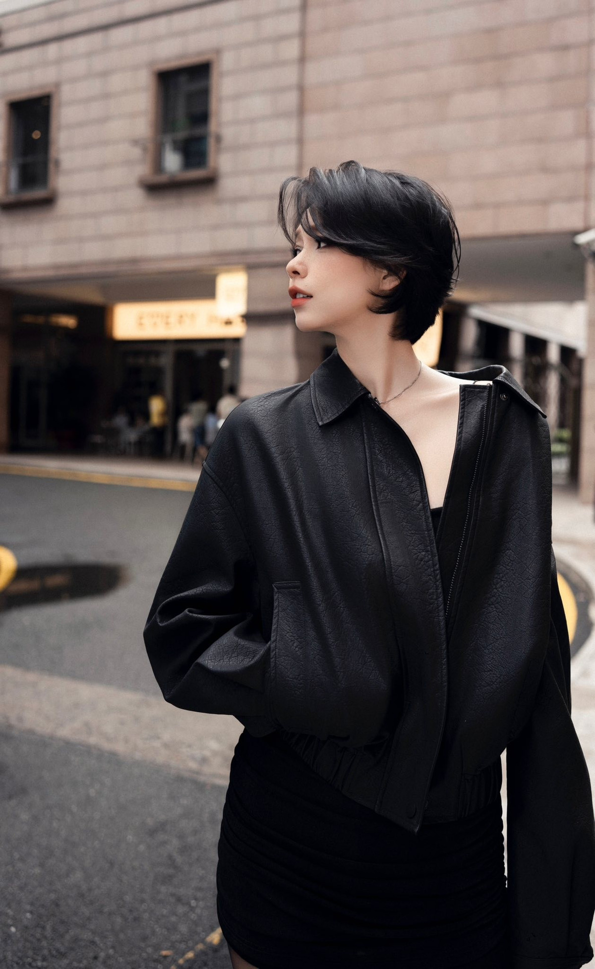 Theo Công An TP HCM, Xuân Văn thường được các đạo diễn nhắm đến những vai dịu dàng chịu thương chịu khó. Nữ diễn viên tâm sự rằng cô mong được nhận vai phản diện thật khác với hình ảnh hiền lành như từ trước tới giờ.