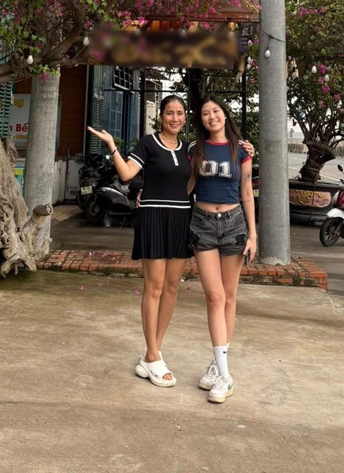 Nữ diễn viên cho biết, hình ảnh người đàn ông bên Cát Tường chính là bạn của nữ MC. Cô cùng con gái vừa đến khu nghỉ dưỡng của người bạn này chơi.