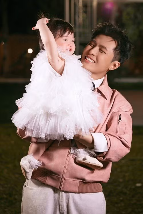 Từ đường nét gương mặt cho đến những biểu cảm tinh nghịch, lém lỉnh, cô nhóc đều thừa hưởng trọn vẹn gen trội từ bố.