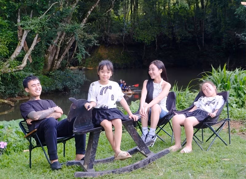 Vợ chồng Đạt G đưa các con đi du lịch sau đám cưới. Ảnh: FB Bảo Ngọc.