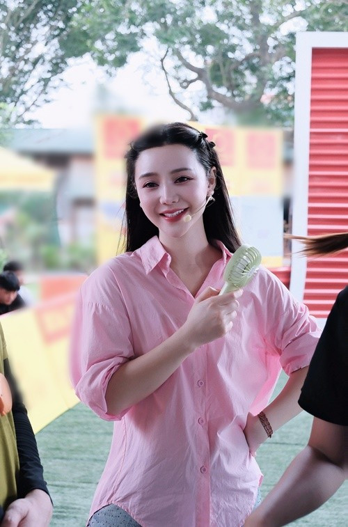 Trên trường quay một chương trình, Quỳnh Kool xuất hiện với phong cách trẻ trung, năng động khi diện áo sơ mi hồng.