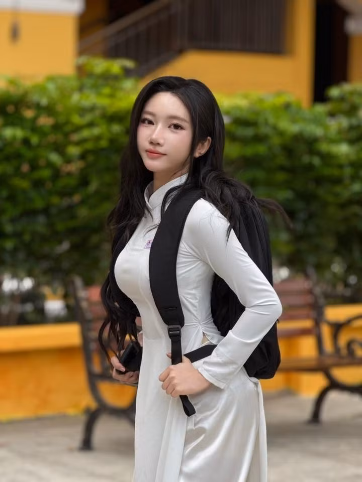 Giọng ca Người lạ ơi mới đây thực hiện bộ ảnh áo dài trắng cùng các em xinh của chương trình. Nhiều người khen ngợi Orange xinh như AI khi khoác lên mình trang phục truyền thống. Ảnh: FB Orange.