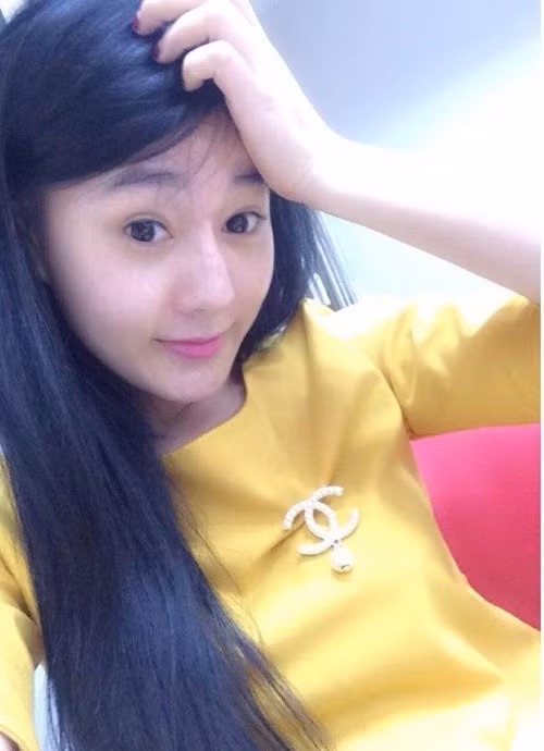 Phương Oanh trông mộc mạc thời điểm năm 2014. "Thời du học sinh đầu to mắt cận. Mặt toàn mụn vì bị ngã nước", Phương Oanh cho biết. Ảnh: Phụ Nữ Việt Nam.