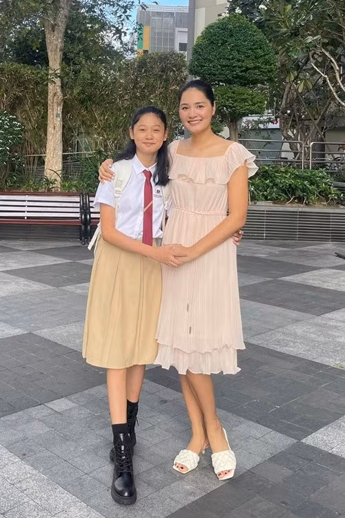 Trước đó, Hương Giang cho biết, chiều cao của cô là 1m8 nhưng lúc học lớp 9 cô mới cao 1m65, trong khi Tiểu Panda cao 1m7 từ năm 11 tuổi. Ảnh: FB Hương Giang.