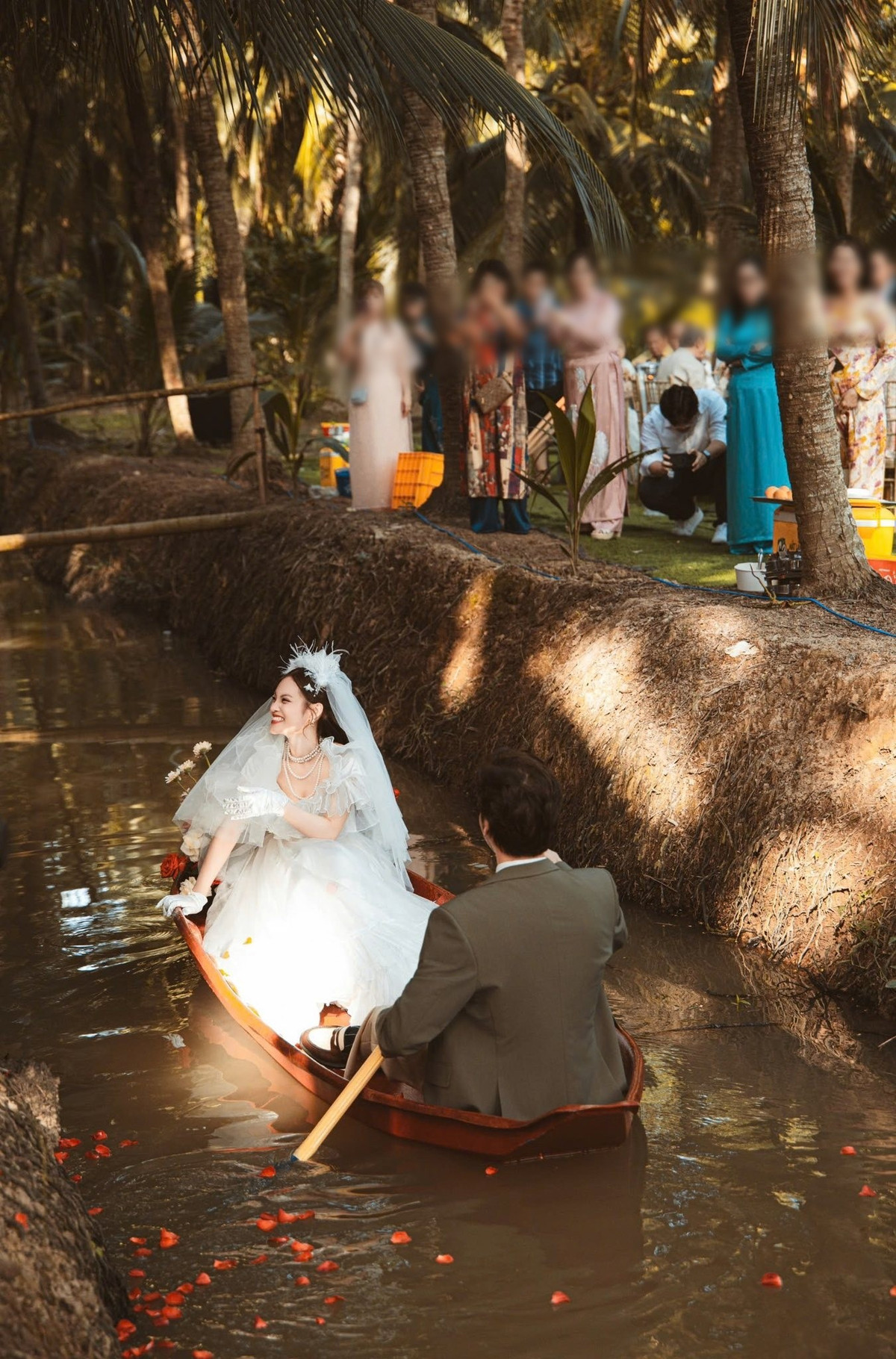 Đoàn Minh Tài chèo xuồng hoa chở Sunny Đan Ngọc giữa không gian sông nước quê nhà. Ảnh: FB Đoàn Minh Tài.