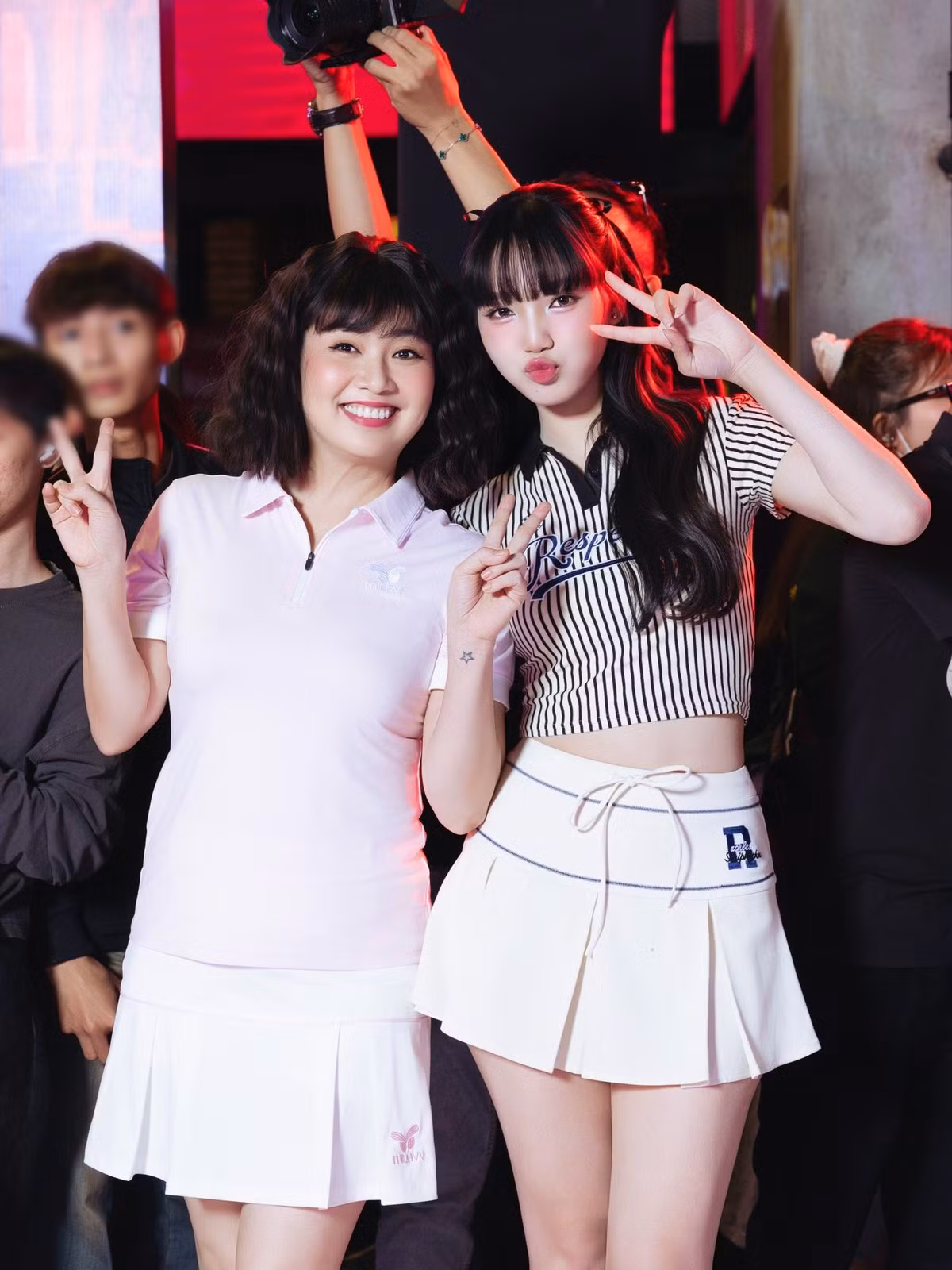 Minh Anh chụp ảnh kỷ niệm cùng diễn viên Lê Khánh tại sự kiện. Trong phim Nhà ba tôi một phòng, cả hai có nhiều cảnh quay chung.