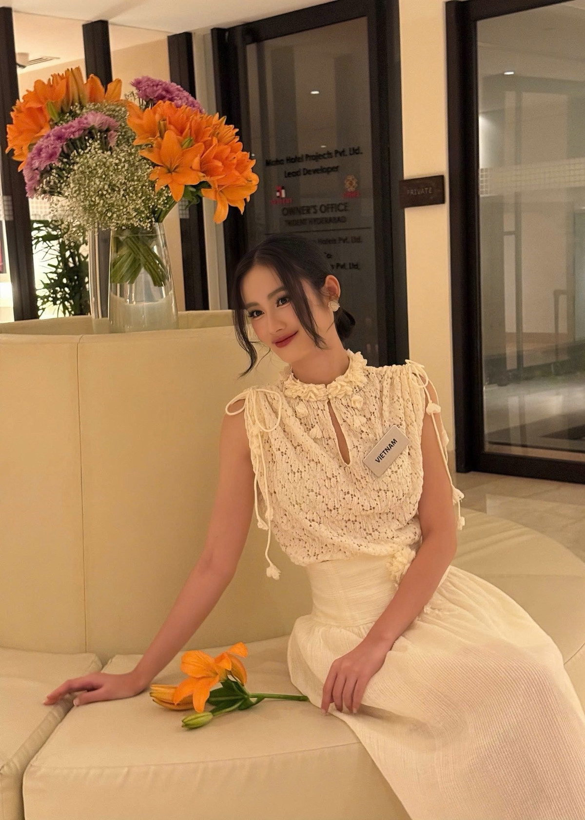 Từ Ấn Độ, Hoa hậu Ý Nhi cho biết, cô cảm thấy nhẹ nhõm sau khi hoàn thành phần thi. Người đẹp nói: “Tôi có cơ hội theo dõi phần thể hiện của các thí sinh khác và rút kinh nghiệm cho bản thân. Điều tôi cảm thấy ý nghĩa nhất không phải là việc mình đã làm được gì, mà là câu chuyện về những tủ sách, về ước mơ của trẻ em vùng sâu vùng xa Việt Nam đã được lan tỏa ra thế giới”. Ảnh: FB Ý Nhi.