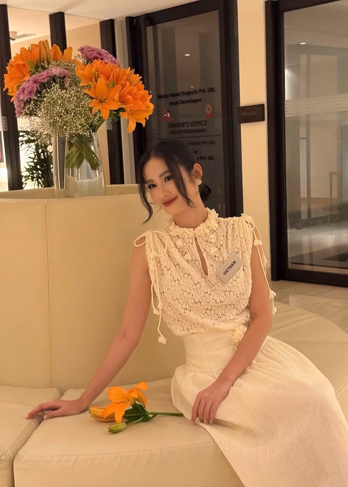 Từ Ấn Độ, Hoa hậu Ý Nhi cho biết, cô cảm thấy nhẹ nhõm sau khi hoàn thành phần thi. Người đẹp nói: “Tôi có cơ hội theo dõi phần thể hiện của các thí sinh khác và rút kinh nghiệm cho bản thân. Điều tôi cảm thấy ý nghĩa nhất không phải là việc mình đã làm được gì, mà là câu chuyện về những tủ sách, về ước mơ của trẻ em vùng sâu vùng xa Việt Nam đã được lan tỏa ra thế giới”. Ảnh: FB Ý Nhi.