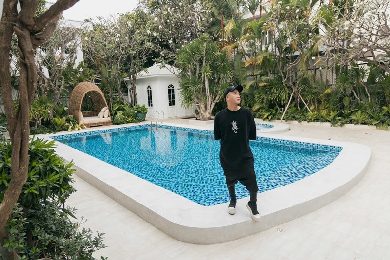 Đỗ Mạnh Cường có khối 'tài sản không phải dạng vừa'. Hiện tại, nam thiết kế cùng các con sống trong biệt thự vườn. Ảnh: FB Đỗ Mạnh Cường.