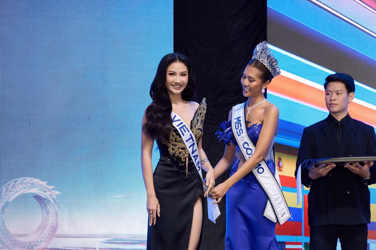 Cuộc thi Miss Cosmo 2025 đang diễn ra tại Việt Nam. Hoa hậu Phương Linh là đại diện Việt Nam. Trong buổi nhận sash, Phương Linh diện thiết kế Phù Vân Long Ẩn.