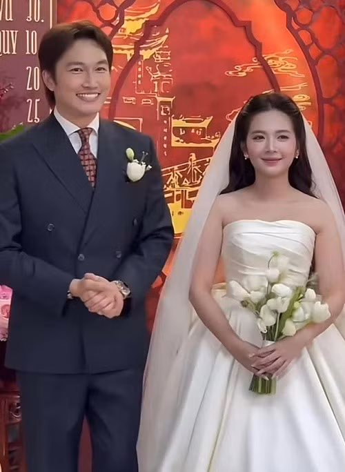 Trong lễ vu quy, Đình Tú còn chọn vest lịch lãm, Ngọc Huyền diện váy cúp ngực tôn vẻ gợi cảm. Ảnh: Saostar.