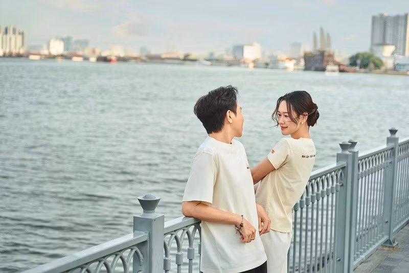 Anh Phạm chia sẻ trên Tiền Phong, vợ chồng cô có sự thấu hiểu và chia sẻ mọi vấn đề từ cuộc sống tới công việc. Ảnh: FB Anh Đức.