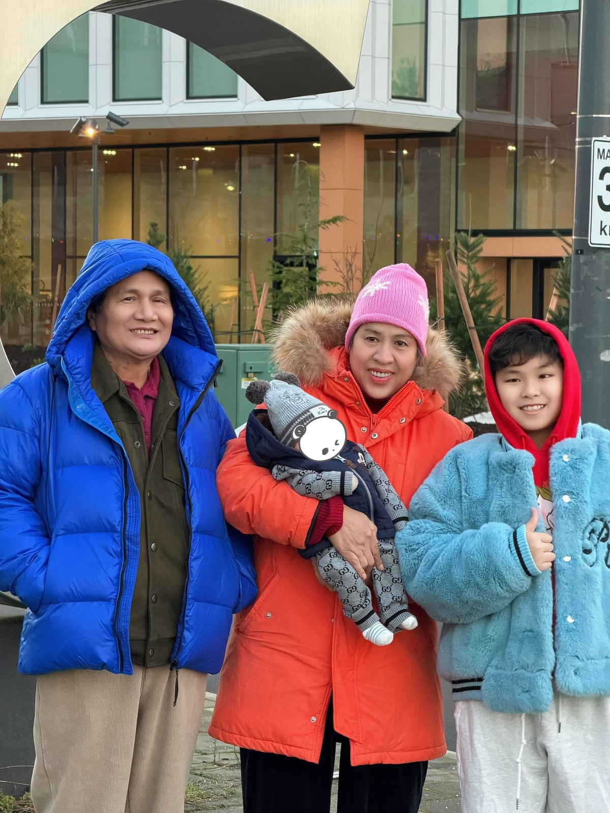 Diễm Hương từng chia sẻ, bố mẹ cô rất trân trọng những giá trị gia đình, đặc biệt là không khí sum vầy mỗi dịp lễ Tết. Vì thương con cháu, ông bà chấp nhận đón Tết xa quê trong năm nay.