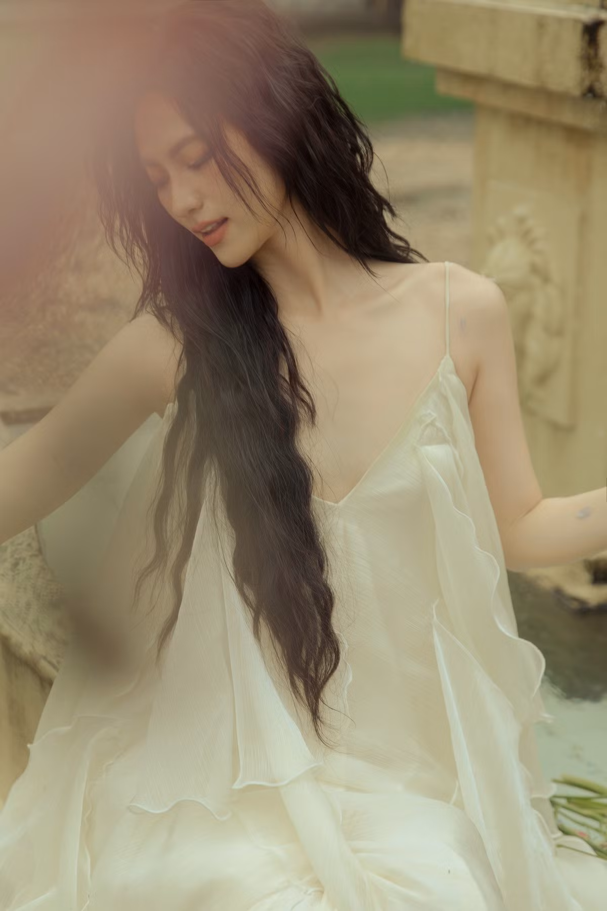 Phương Anh Đào khoe vẻ đẹp mong manh với đầm hai dây. Ảnh: FB Phương Anh Đào.